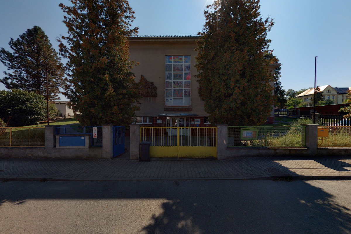 MŠ Kaznějov u továrny